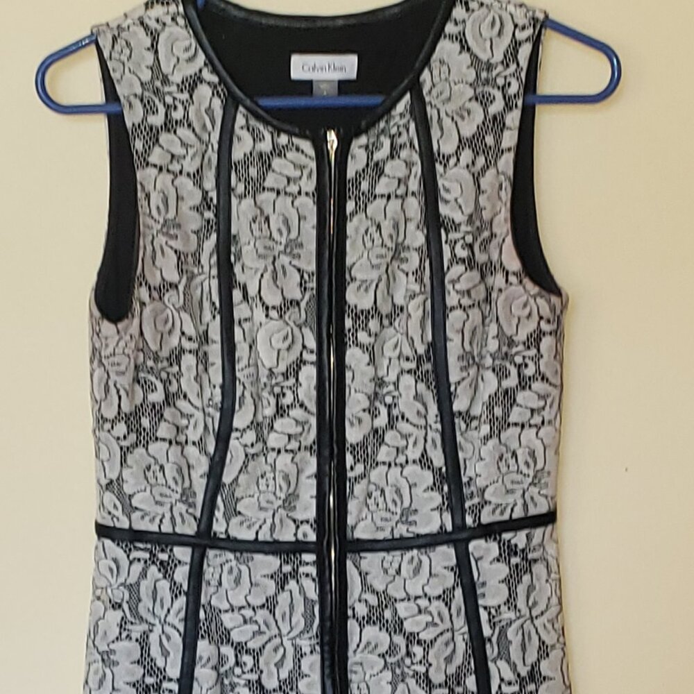 Calvin Klein black and white floral lace sheath dress with a front zip size 4